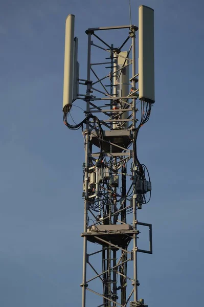 青い空を背景にした電気通信アンテナマスト フランス — ストック写真
