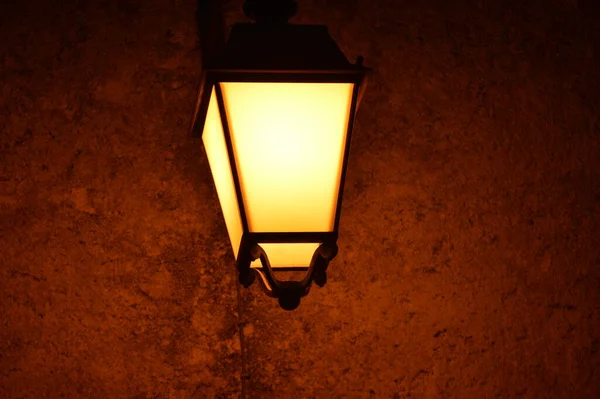 Egy Utcai Lámpa Közelsége Éjszaka Egy Elhagyatott Utcában — Stock Fotó