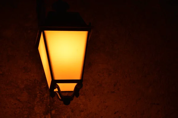 Egy Utcai Lámpa Közelsége Éjszaka Egy Elhagyatott Utcában — Stock Fotó