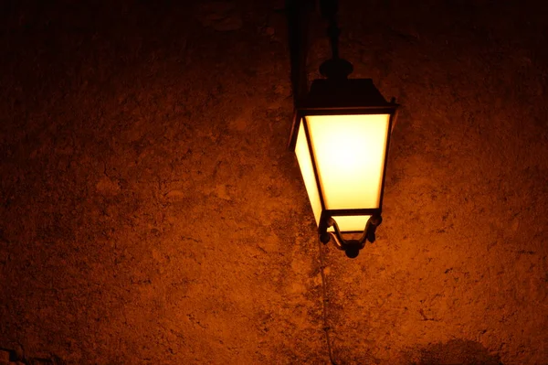 捨てられた通りで夜の街灯の閉鎖 — ストック写真