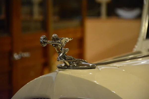 A close up of the hood ornament on a car photo – Free Luxury Image