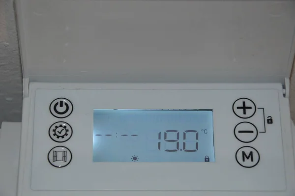 Sluiting Van Een Elektronische Thermostaat Voor Radiatoren — Stockfoto