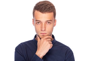 Beyaz arka plan üzerinde koyu bir gömlek genç yakışıklı adam.