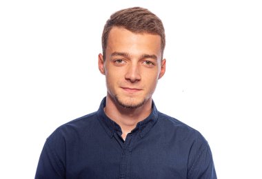 Beyaz arka plan üzerinde koyu bir gömlek genç yakışıklı adam.