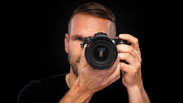 Чоловік Бородою Фотографує Фотоапаратом Темному Тлі — стокове фото