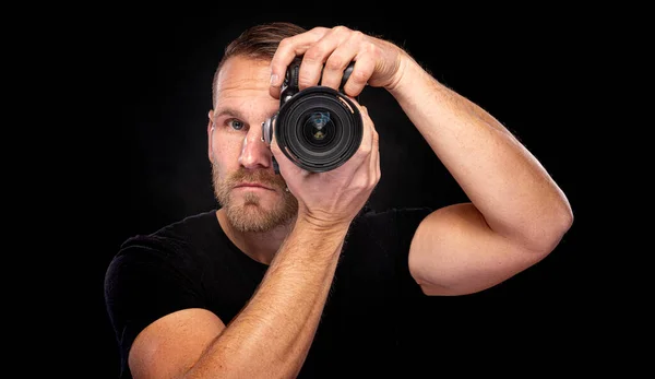 Ein Mann Mit Bart Fotografiert Mit Einer Kamera Auf Dunklem — Stockfoto