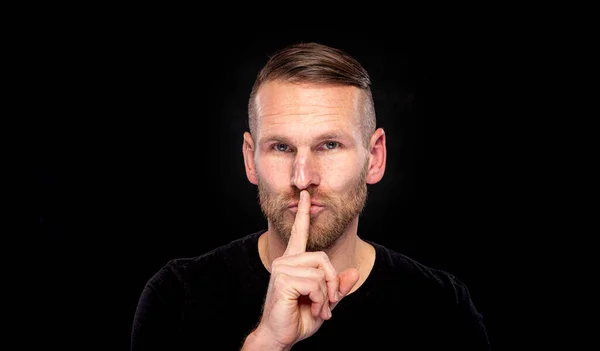 Hombre Sostiene Dedo Boca Mostrando Signo Silencio Sobre Fondo Oscuro — Foto de Stock