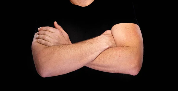 Männliche Arme Auf Der Brust Vor Schwarzem Hintergrund Verschränkt — Stockfoto