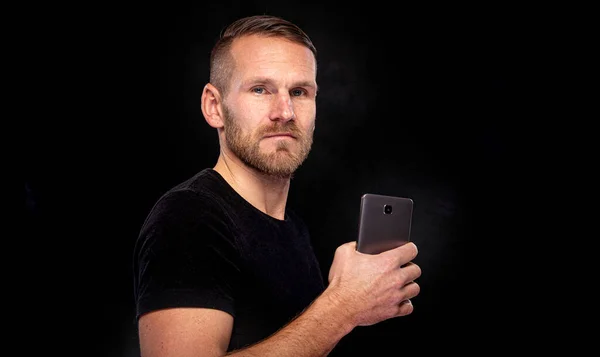 Man Smartphone Black Background — Stock Photo, Image
