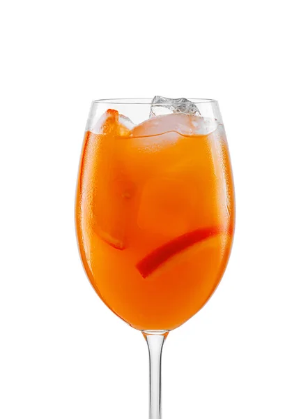 在白色背景上隔离的玻璃杯中的橙色冷饮 — 图库照片
