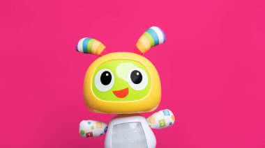 Pembe arka planda oyuncak çocuklar robotu.