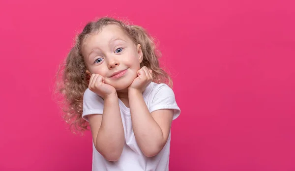 Ευτυχισμένο Κοριτσάκι Δείχνει Γυαλιά Χειρονομία Ένα Ροζ Φόντο — Φωτογραφία Αρχείου