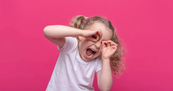 Gelukkig Klein Meisje Toont Bril Gebaar Een Roze Achtergrond — Stockfoto