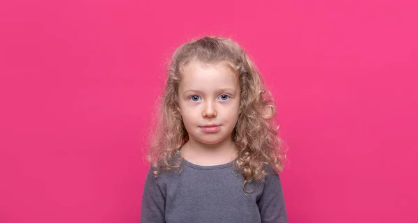 Μικρή Όμορφη Όμορφη Γλυκιά Περίεργη Χαρούμενη Κοπέλα Στο Φόντο Ροζ — Φωτογραφία Αρχείου