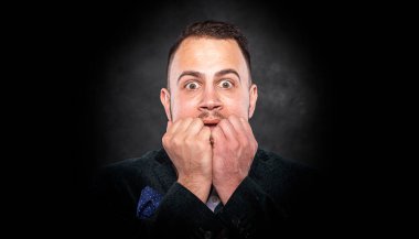 Karanlık bir geçmişi olan, smokinli korkak bir adam..