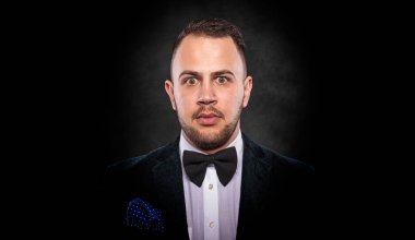 Karanlık bir geçmişi olan, smokinli korkak bir adam..