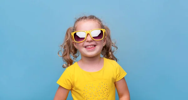Niña Gafas Sol Amarillas Sobre Fondo Azul — Foto de Stock