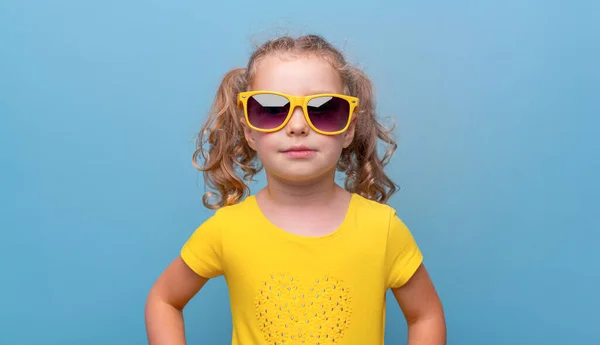 Bambina Occhiali Sole Gialli Sfondo Blu Fotografia Stock