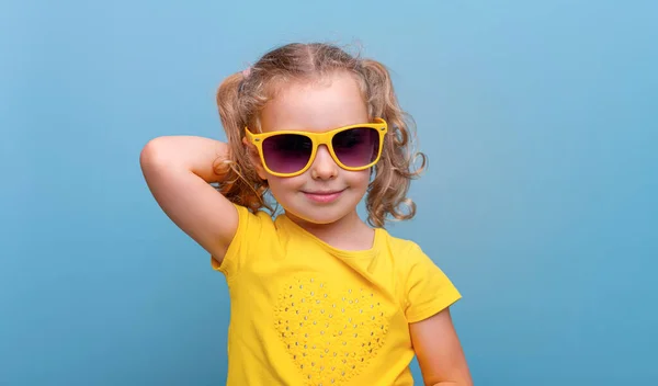 Bambina Occhiali Sole Gialli Sfondo Blu Fotografia Stock