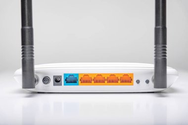 Aygıtları internete bağlamak için Wi-Fi yönlendirici.