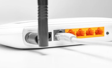 Aygıtları internete bağlamak için Wi-Fi yönlendirici.
