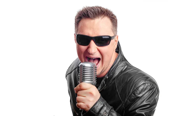 Gözlüklü Bir Rock Şarkıcısı Elinde Bir Mikrofonla Beyaz Arka Planda — Stok fotoğraf