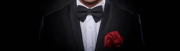 Eleganter Junger Mann Anzug Auf Dunklem Hintergrund — Stockfoto