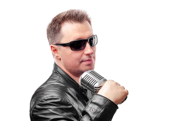 Gözlüklü Bir Rock Şarkıcısı Elinde Bir Mikrofonla Beyaz Arka Planda — Stok fotoğraf