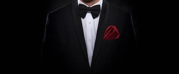 Eleganter Junger Mann Anzug Auf Dunklem Hintergrund — Stockfoto