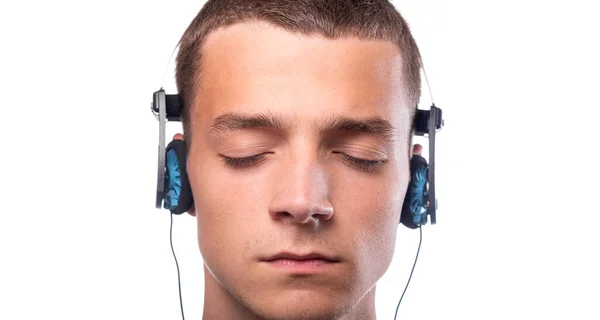 Junger Mann Mit Kopfhörer Auf Weißem Hintergrund Nahaufnahme — Stockfoto