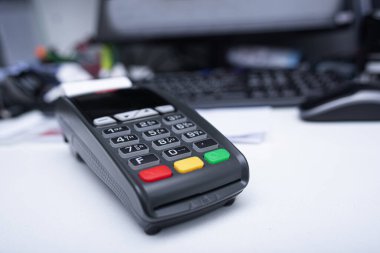 Ofis içi banka terminali ve ödeme kartı.