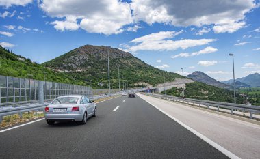 Plitvice, Hırvatistan - 16 Temmuz 2017: Audi A4 otoyolu dağ manzarası Plitvice, Hırvatistan arasında taşıma.