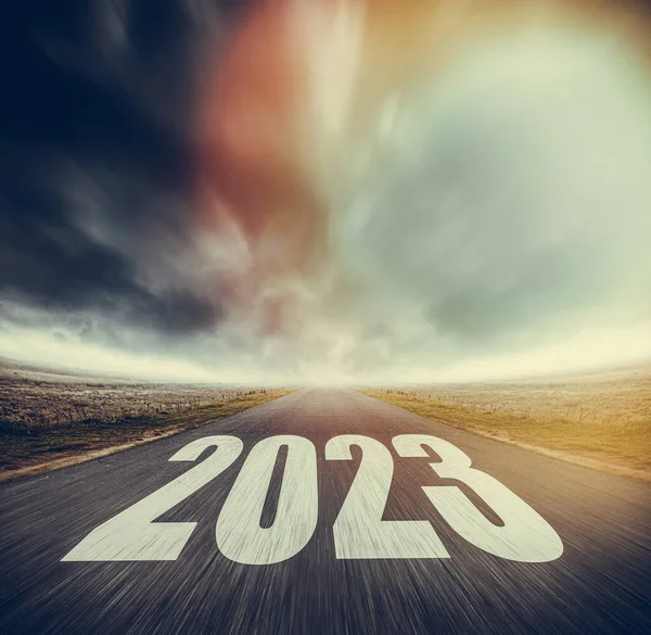 2023年写在公路上 在柏油路中间 乌云密布的天空中 未来愿景2023 — 图库照片