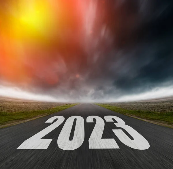 2023年写在公路上 在柏油路中间 乌云密布的天空中 未来愿景2023 — 图库照片
