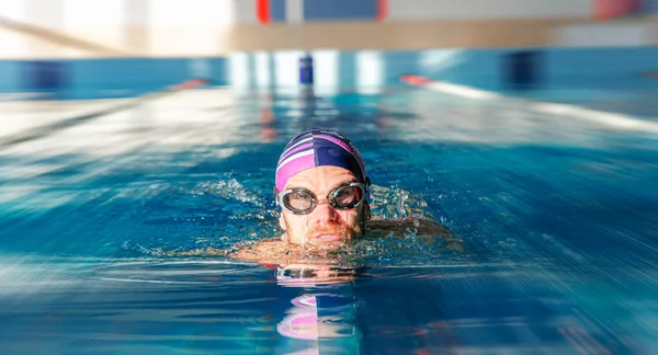 Schwimmer Pool Ein Männlicher Athlet Schwimmt Einem Sportbecken — Stockfoto