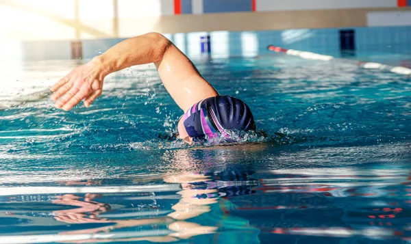 Havuzda Bir Yüzücü Bir Erkek Sporcu Bir Spor Havuzunda Yüzüyor — Stok fotoğraf