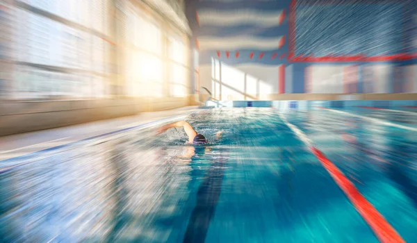Nadador Piscina Atleta Masculino Está Envolvido Natação Uma Piscina Esportiva — Fotografia de Stock