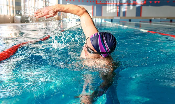 Plavec Bazénu Samec Sportovec Zabývá Koupáním Sportovním Bazénu — Stock fotografie