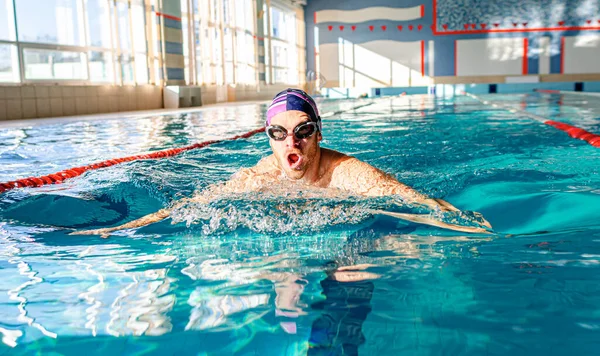 Havuzda Bir Yüzücü Bir Erkek Sporcu Bir Spor Havuzunda Yüzüyor — Stok fotoğraf