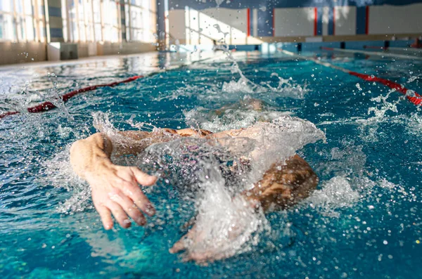 Plavec Bazénu Samec Sportovec Zabývá Koupáním Sportovním Bazénu — Stock fotografie