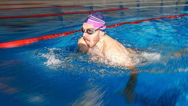 Nadador Piscina Atleta Masculino Está Envolvido Natação Uma Piscina Esportiva — Fotografia de Stock