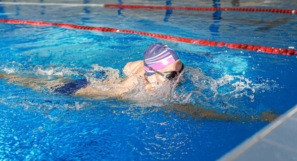 在游泳池里游泳 一名男子运动员在一个体育游泳池里游泳 — 图库照片
