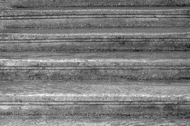 Taş, siyah ve beyaz adımlarla ilerliyor. Eski hasarlı taş merdiven, yukarı ve aşağı, desenli arka plan.