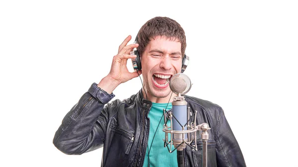 Beyaz Arka Planda Mikrofonlu Çekici Erkek Şarkıcı — Stok fotoğraf