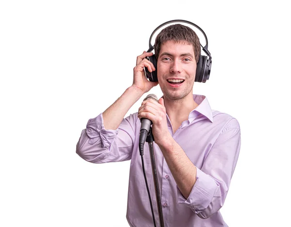 Atraktivní Mužský Zpěvák Mikrofonem Izolovaným Bílém Pozadí — Stock fotografie