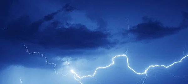 Igazi Villámcsapás Felhős Sötét Esős Égen — Stock Fotó