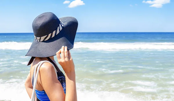 在美丽的夏日大海的背景下快乐的年轻女人 — 图库照片