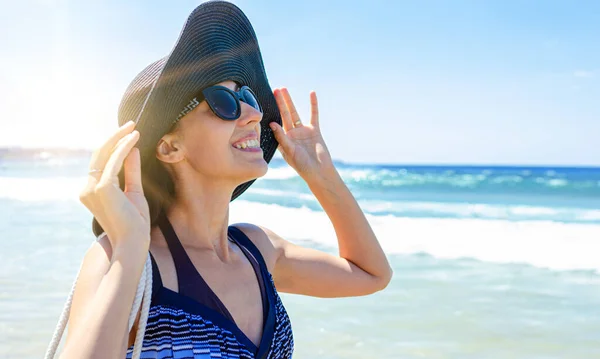 在美丽的夏日大海的背景下快乐的年轻女人 — 图库照片