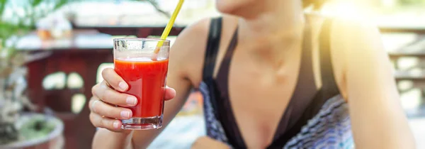Een Vrouw Drinkt Sap Terwijl Een Café Zit Focus Glas Stockfoto