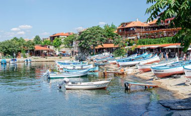 Nessebar, Bulgaristan - 19 Ağustos 2014: Bulgaristan 'ın Nessebar kentinin arka planına karşı körfezde balıkçı tekneleri.